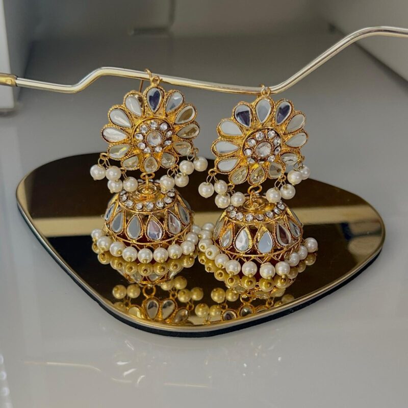 Elegant Lightweight Kundan Chumka Earrings - Image 6