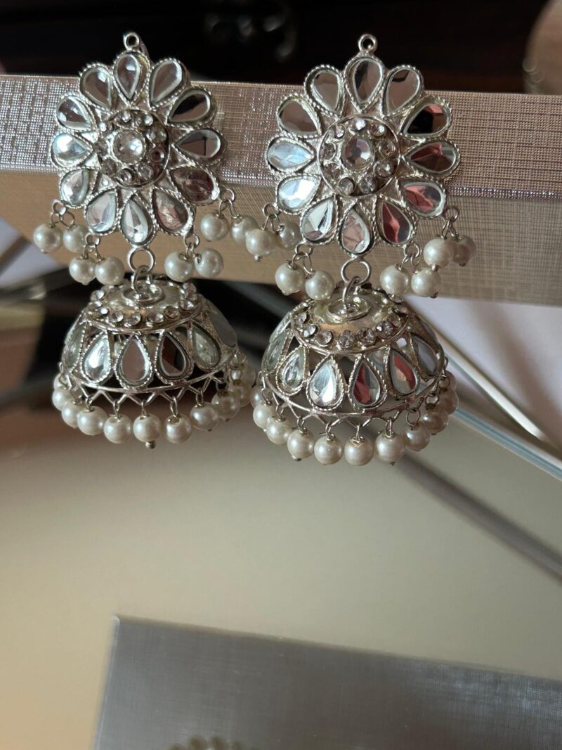 Elegant Lightweight Kundan Chumka Earrings - Image 3