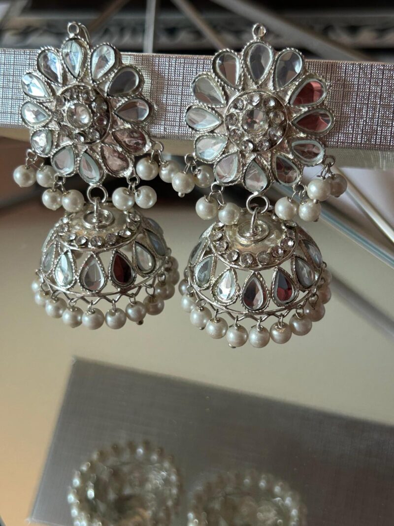 Elegant Lightweight Kundan Chumka Earrings - Image 2